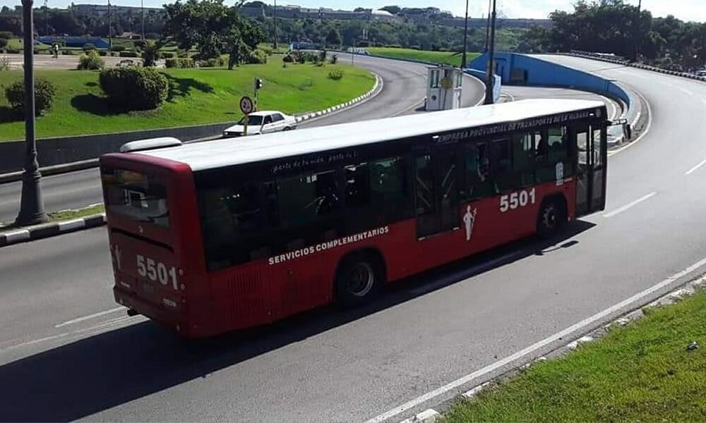 Stones thrown at night buses in Havana: No injuries