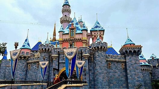Emitirá Disneyland pagos directos a visitantes elegibles tras demanda colectiva