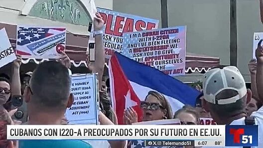 Cubanos con I-220A protestan en Miami