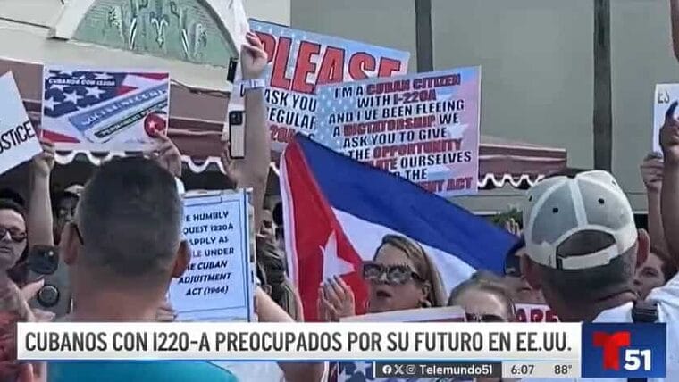 Cubanos con I-220A protestan en Miami