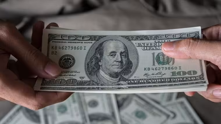 Baja el precio del dólar en el mercado informal cubano antes de Navidad
