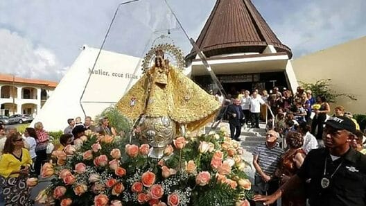 Cubanoamericanos veneran a la Patrona de Cuba en la Ermita de Miami