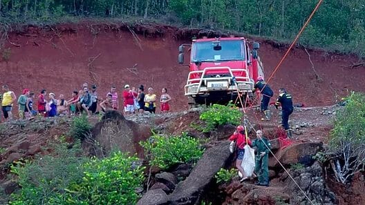 Rescatan a 10 personas en Cuba tras quedarse aisladas por crecida de río