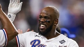 El cubano Adolis García hace historia en la MLB y en su país no pueden verlo