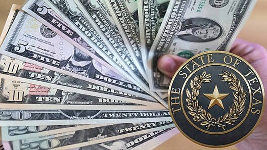 Entregarán cheques de estímulo de $500 dólares durante 18 meses en Estados Unidos