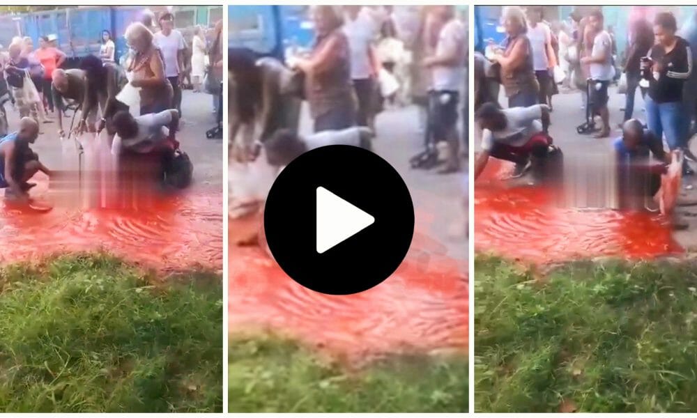 The video shows a Cuban collecting tomato pulp from the street