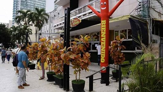 ¿Van a privatizar todos los negocios del Vedado? Reabre la “Casa del Perro” con panes a 180 pesos
