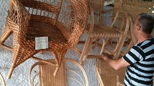 A falta de madera, usan “bejucos” para fabricar muebles en Cuba