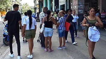 Alrededor de 2 mil cubanos quedan “interruptos” cada mes en sus empresas estatales