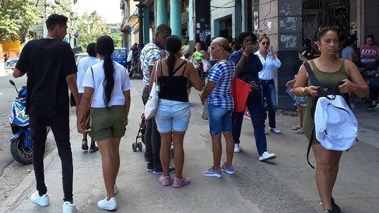 Alrededor de 2 mil cubanos quedan “interruptos” cada mes en sus empresas estatales