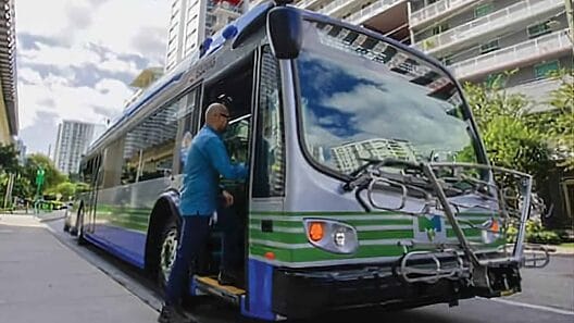 Suspenden a director de transporte de Miami-Dade tras aprobar viajes gratis en ómnibus