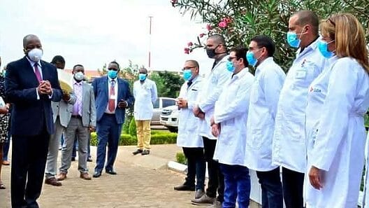 Kenia no seguirá contratando médicos cubanos: les pagaban 5300 dólares al mes