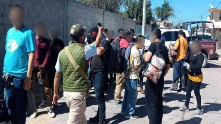 Migrantes bloquean carretera de México en su tránsito hacia Estados Unidos