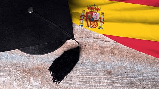 Colapso en la homologación de títulos en España: ¡más de 30 mil casos en espera!