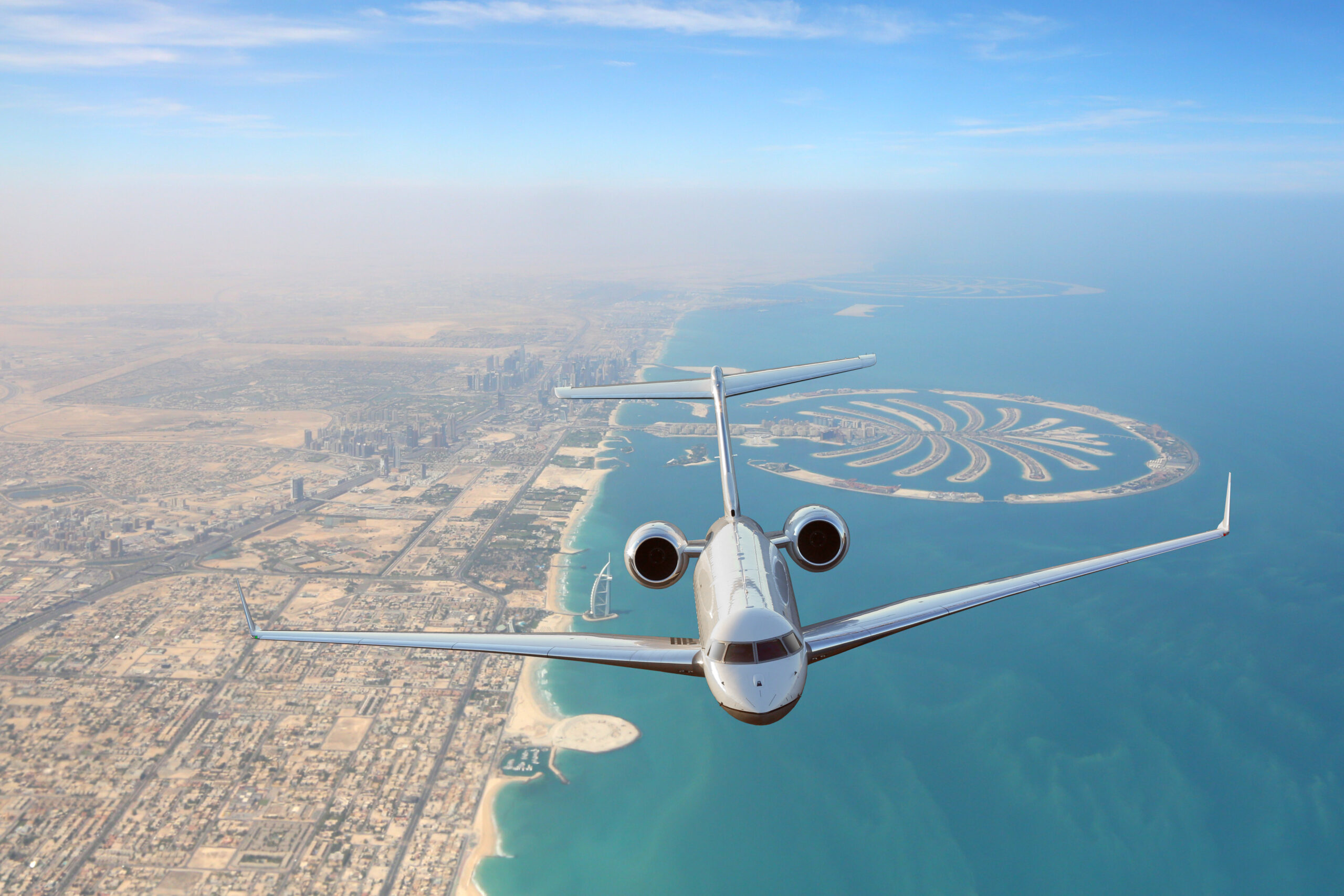 Авиарейсы в дубай. Бизнес Джет в Дубай. ОАЭ самолет. Самолет Дубай. Самолет над Дубаем.