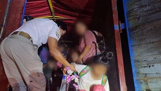 Cubanos entre los 87 migrantes descubiertos en un operativo en México