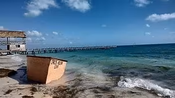 Doce balseros detenidos en Cancún: algunos lograron escapar