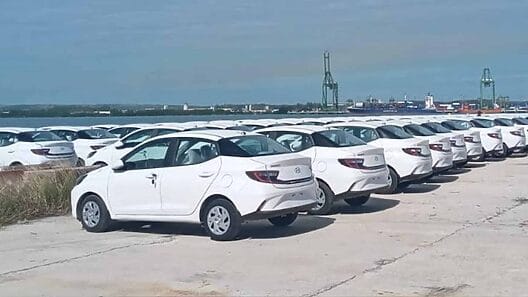 Enorme lote de carros Hyundai en puerto cubano del Mariel