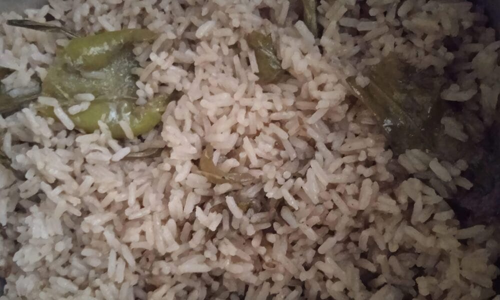 Kangris rice without beans colored with guava leaves