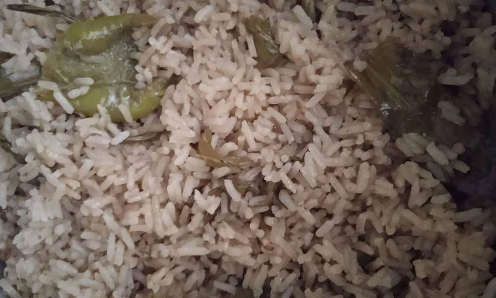 Kangris rice without beans colored with guava leaves