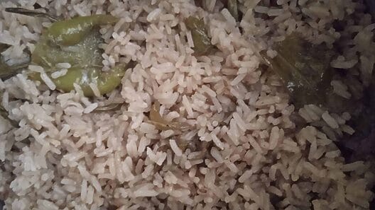 Nuevo invento culinario en Cuba: arroz congrís sin frijoles y pintado con hojas de guayaba
