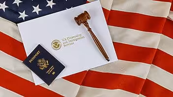 129 cubanos demandan a USCIS por demoras de más de tres años bajo la Ley de Ajuste Cubano