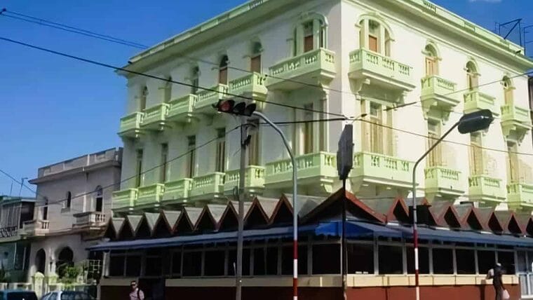 Reabre el antiguo restaurant Varsovia como negocio privado de escandalosos precios