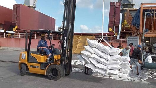 Arroz donado por China llega a aeropuerto cubano