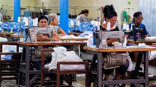 Congelarán plantillas de centros estatales en Cuba