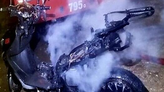 Incendio en Holguín tras explosión de una moto eléctrica