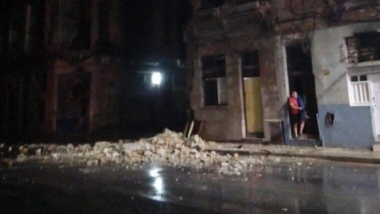 Reportan derrumbe tras intensas lluvias, descargas eléctricas y fuerte viento en La Habana