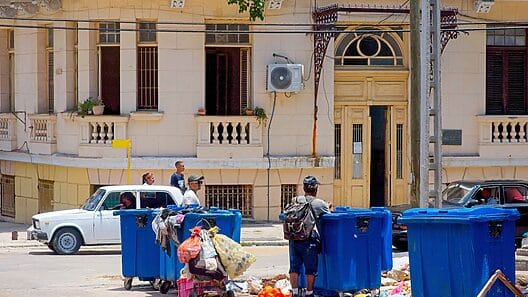Crece el número de “buzos” de la basura en La Habana en medio de crisis