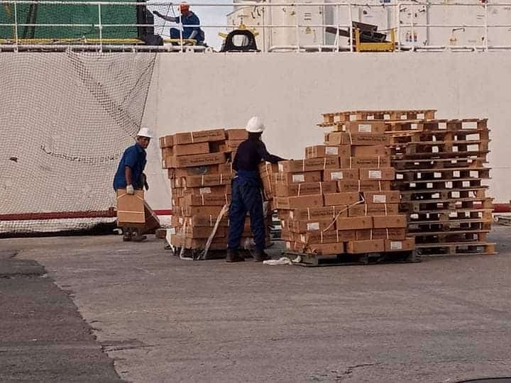 El Ministerio del Comercio Interior de Cuba (MINCIN) informó que desde ayer comenzaron las operaciones de descarga de un buque con pollo para la distribución de la canasta familiar normada.