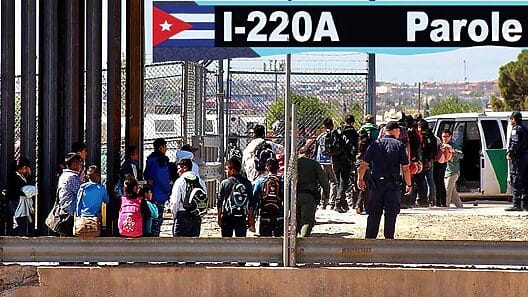 Menor cubano con I-220A obtiene permiso de salida tras revisión de su caso por parte de ICE