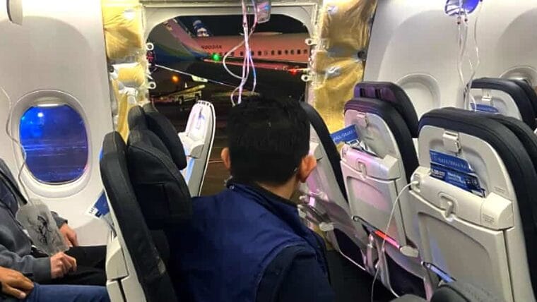 Puerta de emergencia de un Boeing 737 Max de Alaska Airlines se desprende en pleno vuelo (+Video)