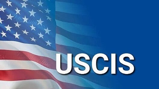 USCIS cambia la forma de pago para presentar ciertas solicitudes