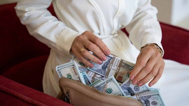 Detienen a cubana por ingresar 0 mil dólares sin declarar a EEUU: viajó 45 veces en menos de un año