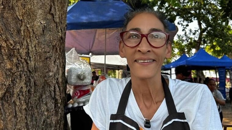 Migrante cubana monta negocio frente a la COMAR en México mientras tramita su asilo