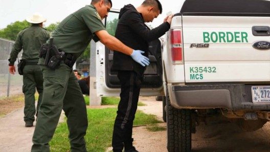 Aprueban ley para detener a migrantes con antecedentes de robo