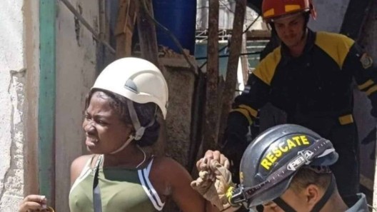 Derrumbe de vivienda en La Habana: rescatan a tres personas con vida