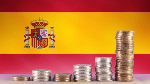 ¿Cómo cobrar la ayuda en España para mayores de 52 años?