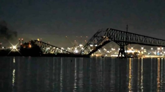 Dramático colapso de puente en Baltimore: búsqueda desesperada de personas en río
