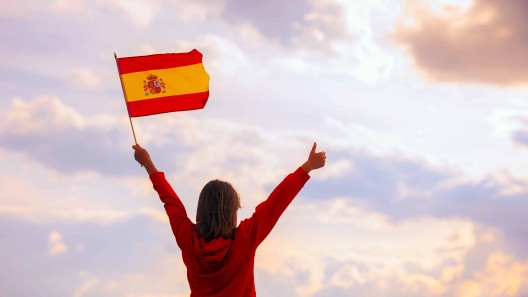 Si tienes hijos en España, puedes cobrar esta ayuda en euros