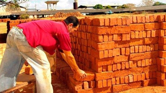 Cuba está haciendo ladrillos con aserrín, estiércol y cáscaras de arroz