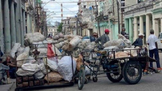 Jubilados cubanos se convierten en «buzos» de la basura: ¡40 sacos de latas son 6 mil pesos!