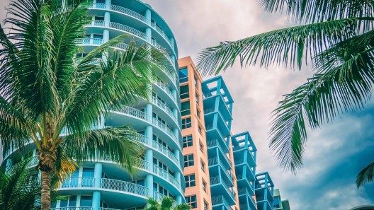 Nueva ley de condominios en Florida podría desplazar a miles de residentes: ¡Aumento de cuotas!