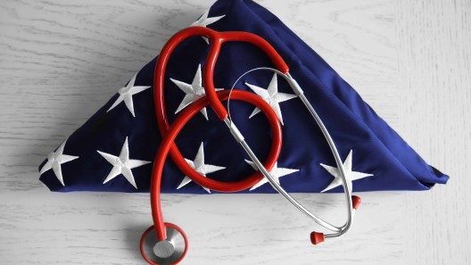 Oportunidad para miles de médicos cubanos en Florida: nueva ley facilita revalidación de títulos.