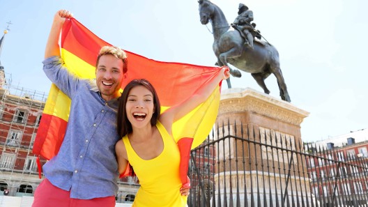 Residencia y trabajo en España: ventajas de casarse con un español en 2024