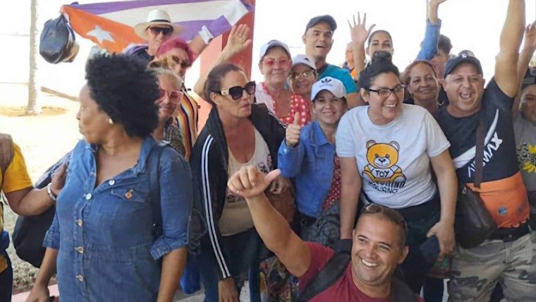 Segundo grupo de cubanos varados en Haití arriba a la Isla