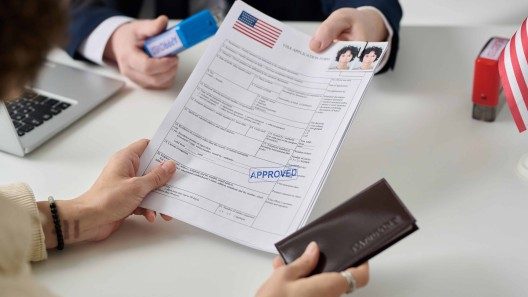 Cubanos: Cómo prepararse para entrevista de visa del «BOMBO 2025»